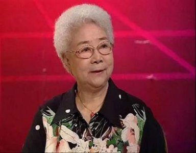 ​92岁的田华罕见露面，满头白发含泪发言，晚年因病痛失去四位至亲