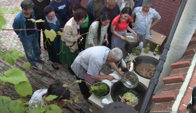 ​岁月啊，你无情！62岁赵本山大锅做炖鱼 满头白发一堆人打下手